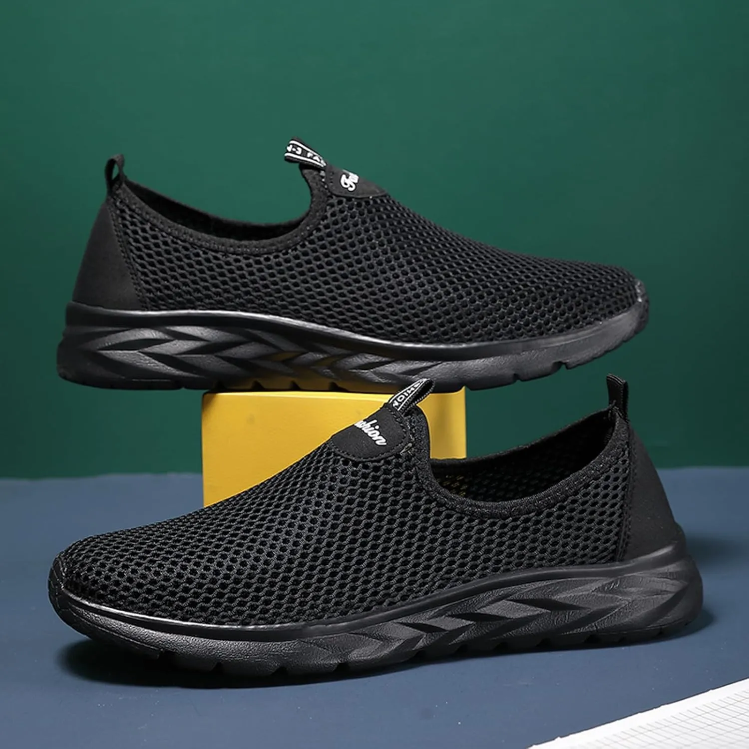 Men's Casual Shoe Men Sports Shoes Fashionable New Pattern Simple and Solid Color Mesh Breathable Flat Bottom